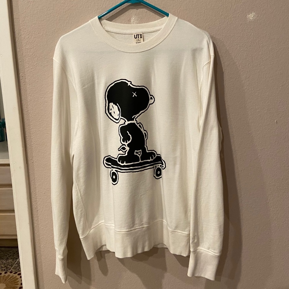 Uniqlo x kaws snoopy crewneck